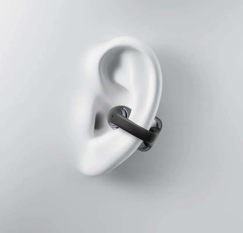 イヤーカフ型イヤホンを装着した耳のモデル