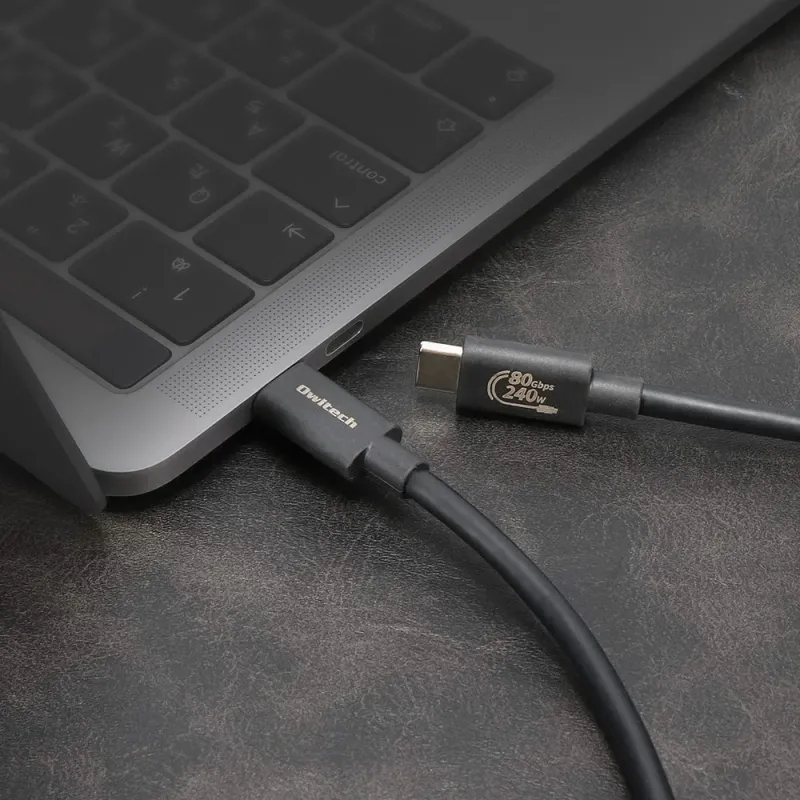 Owltech 80Gbps 240WケーブルがノートPCに接続されている