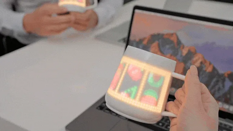 手に持ったマグカップ（ピクセルアート）