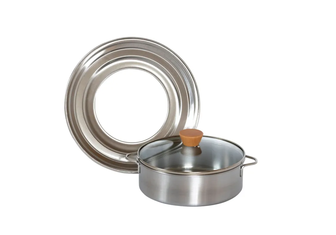 ステンレス製の鍋とガラス製の蓋が置かれ、その奥には大きな円形のステンレス製プレートが立てかけられています
