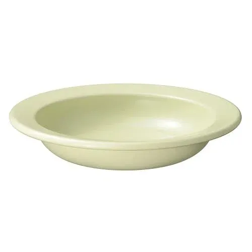 白い背景に置かれた、クリーム色のシンプルな浅いボウルまたは皿です。広めの縁が特徴で、どんな料理にも合わせやすいデザインです。