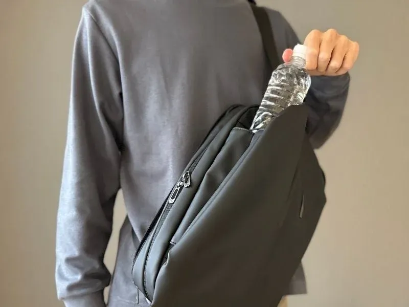 ペットボトルを出し入れする様子