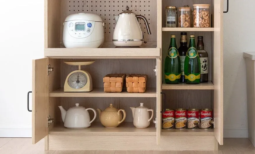 下段の開き扉に食品や家電が収納された様子