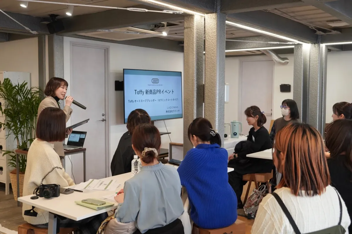 イベントで製品について説明するプレゼンター