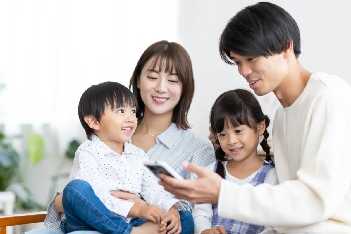 家族でスマートフォンでARコンテンツを楽しむ様子