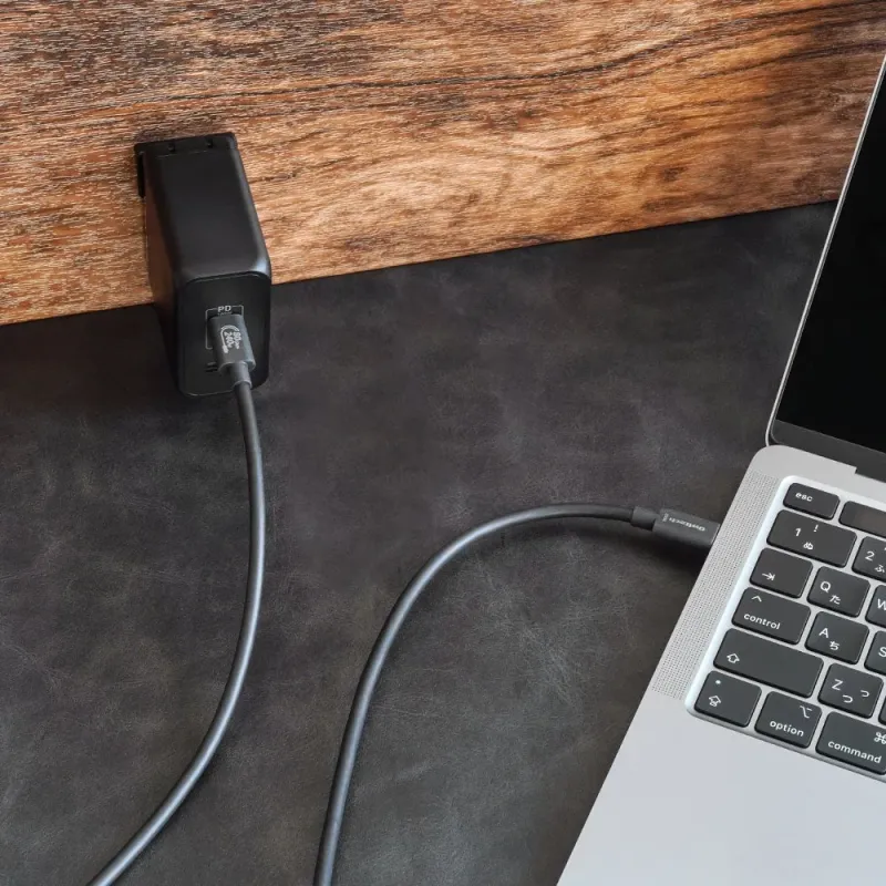 充電器とノートPCがケーブルで接続されている