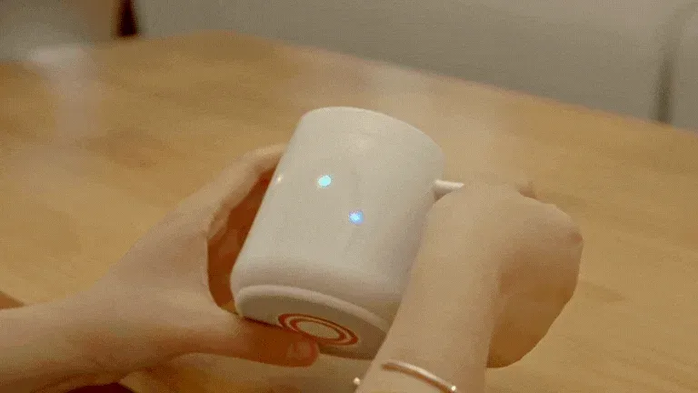 湯気を立てるマグカップ