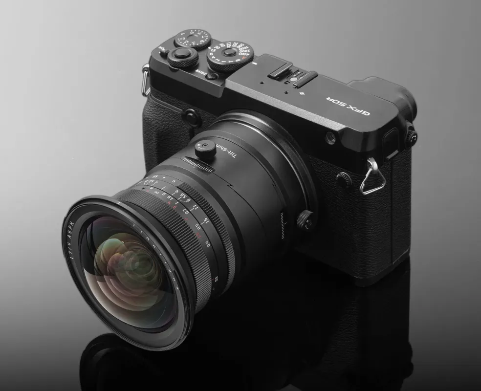 富士フイルムGFX 50Rに装着されたTTArtisan Tilt-Shift 17mm f/4 ASPH.