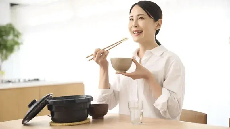 食事を楽しむ女性