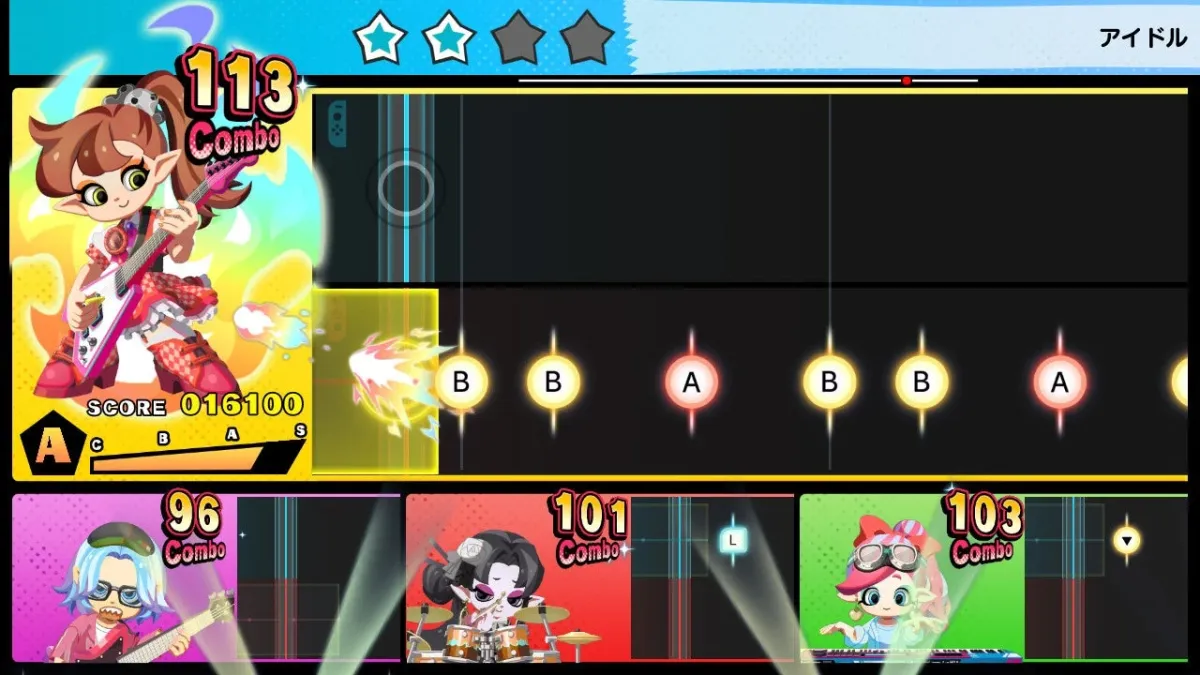 スプラトゥーン風のキャラクターたちがバンド演奏をするリズムゲームのプレイ画面です。ギターを弾くメインキャラクターを中心に、スコアやコンボ数、ノーツが表示されており、ゲームが進行中の様子がうかがえます。
