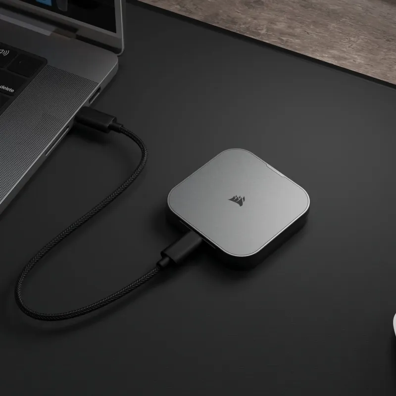 ノートパソコンに接続されたCORSAIR EX300U