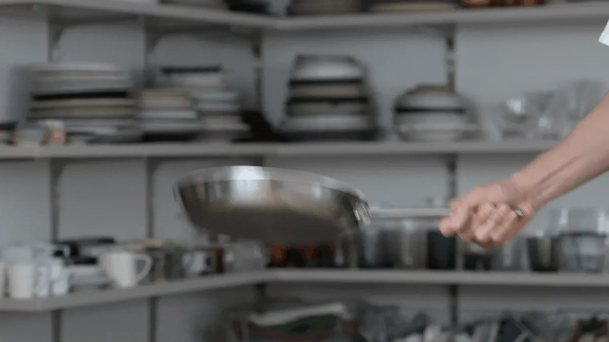 シェフがフライパンを振る様子