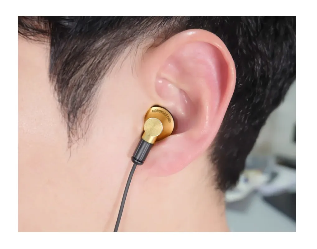 イヤホン装着イメージ