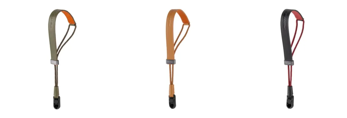 白い背景に3色のカメラ用リストストラップが縦に並べられています