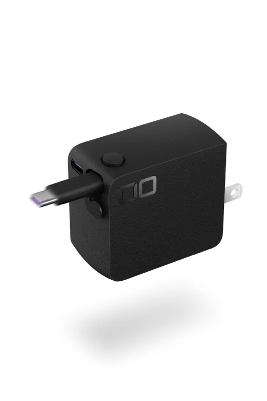 USB-Cケーブルが接続された黒いコンパクトなACアダプター