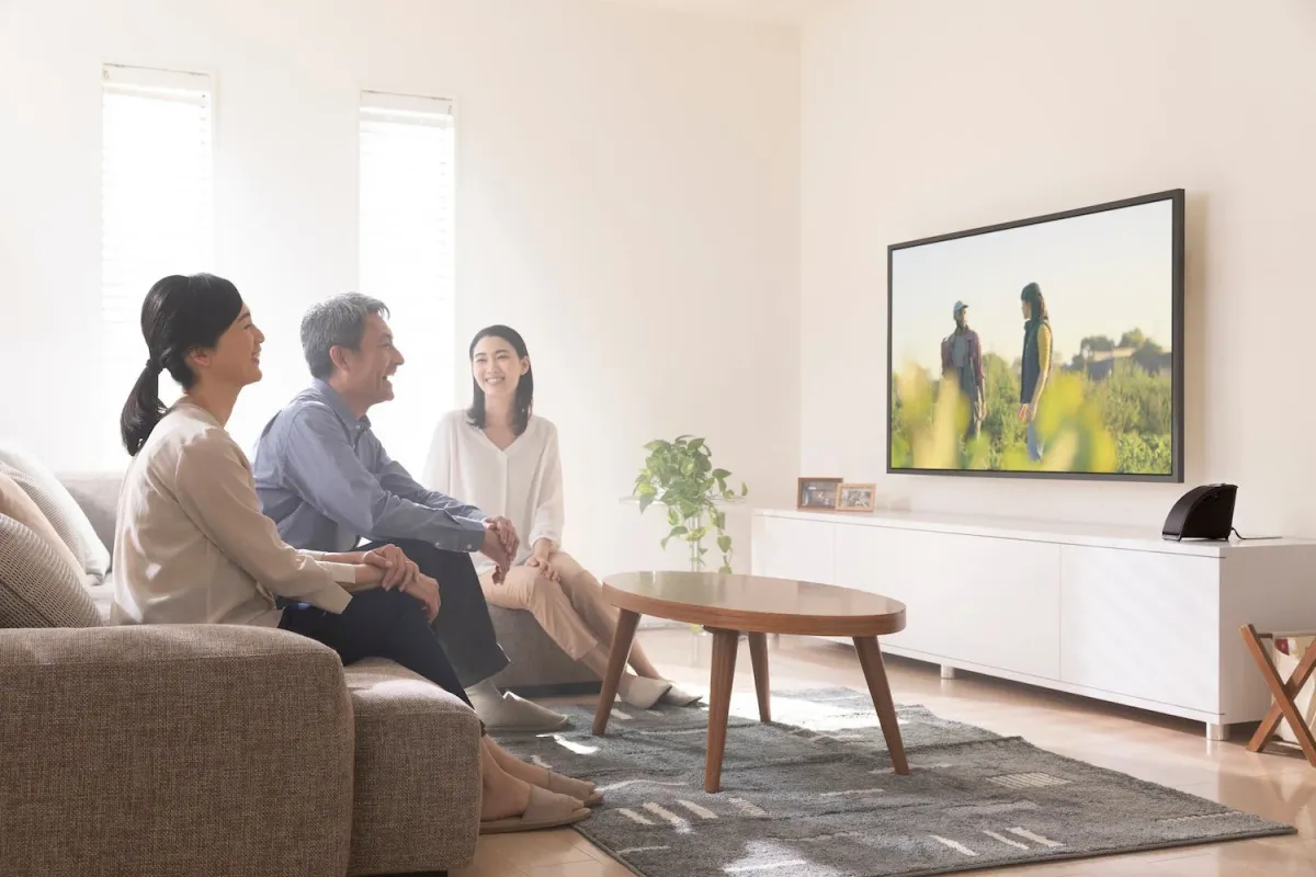 家族でテレビを見ている様子