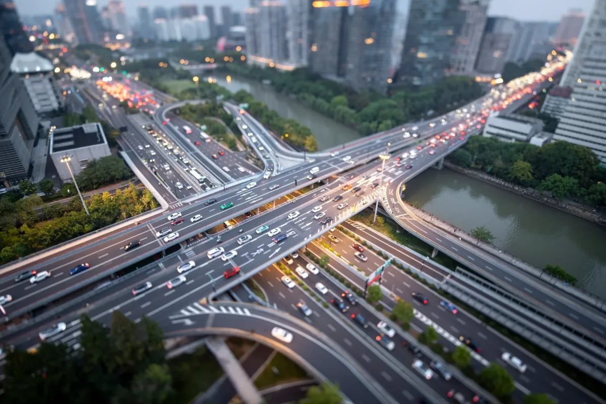 高層ビルが立ち並ぶ都市の高速道路ジャンクションの夜景