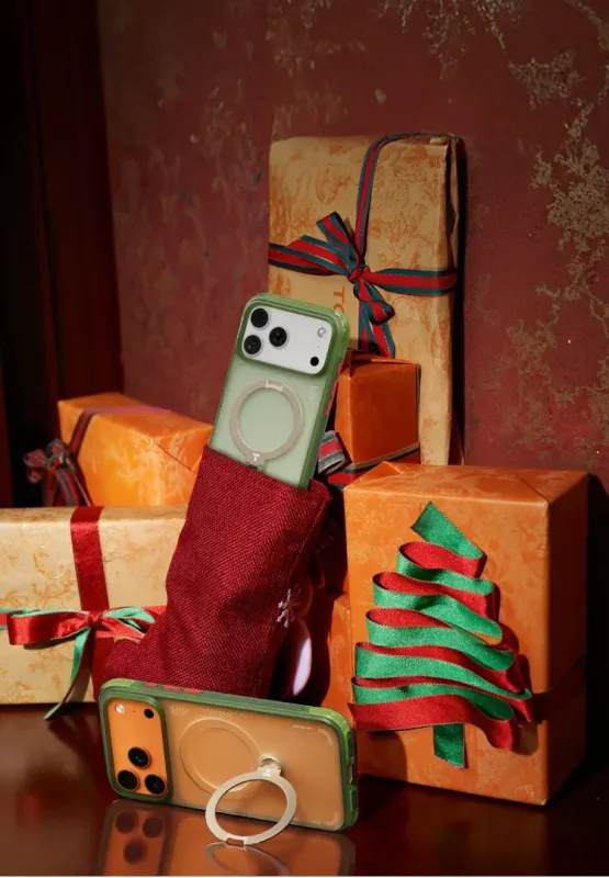 クリスマス飾りの空間に、プレゼントボックスと赤いストッキングが並べられている画像