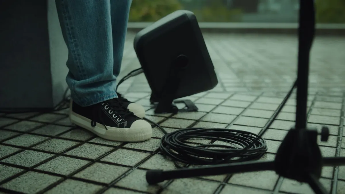 屋外でスピーカーが使われている様子