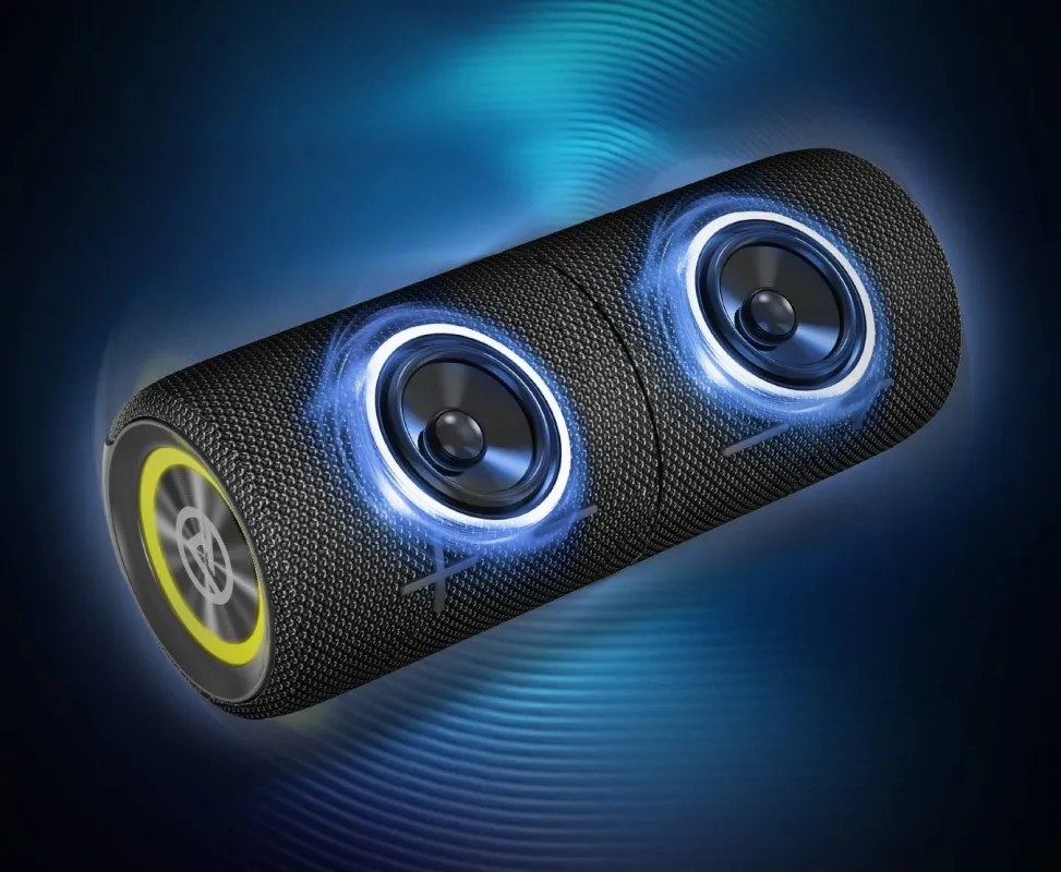 青い光を放つスピーカーユニットが特徴的な、黒い円筒形のポータブルスピーカーが描かれています。ダークブルーの背景が未来的な雰囲気を醸し出しており、音楽体験のダイナミズムを表現しています。