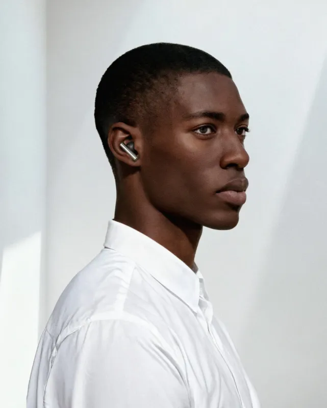 男性がBeo Graceを装着している様子