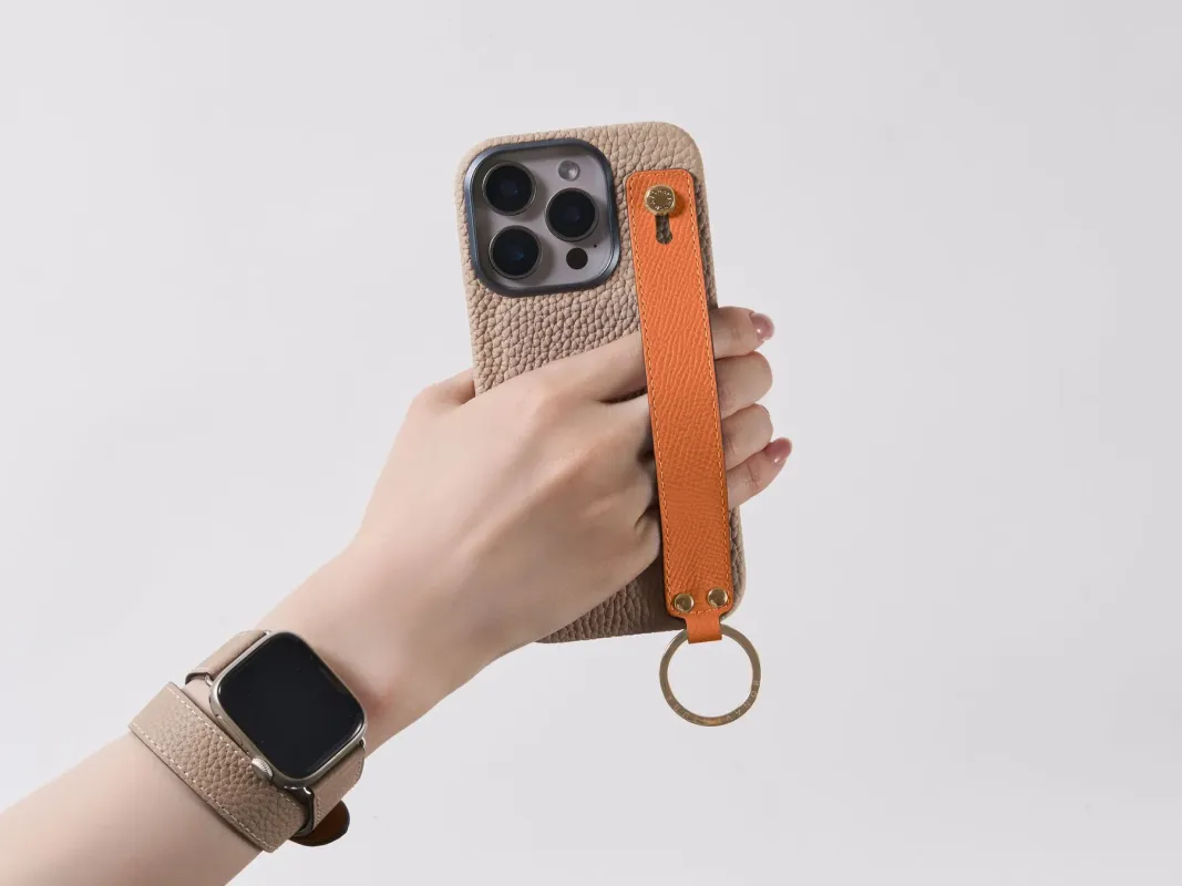 BONAVENTURAハンドル付きスマホケースを操作する様子