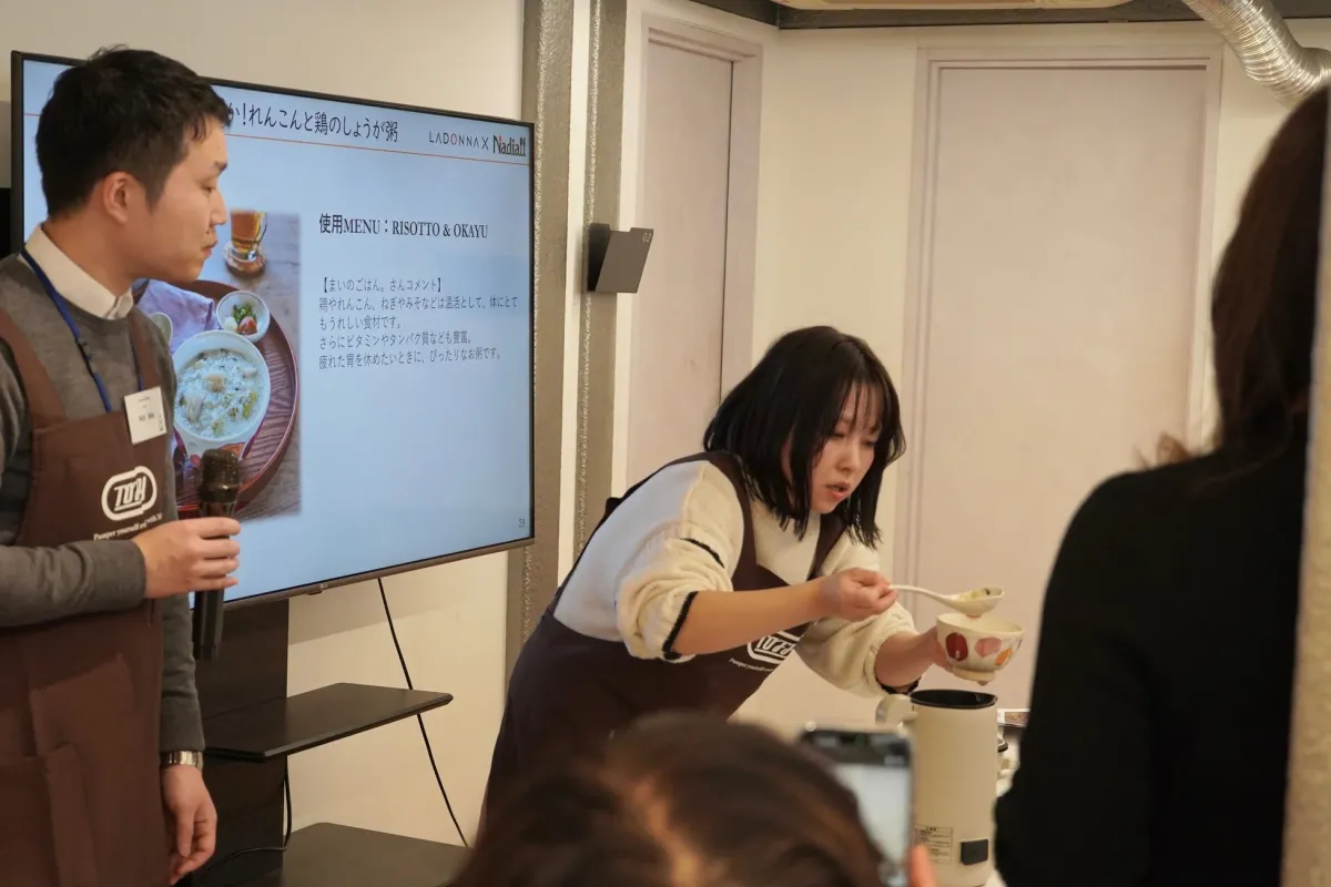 Nadiaキッチンスタジオでの調理体験の様子。れんこんと鶏のしょうが粥が作られています。