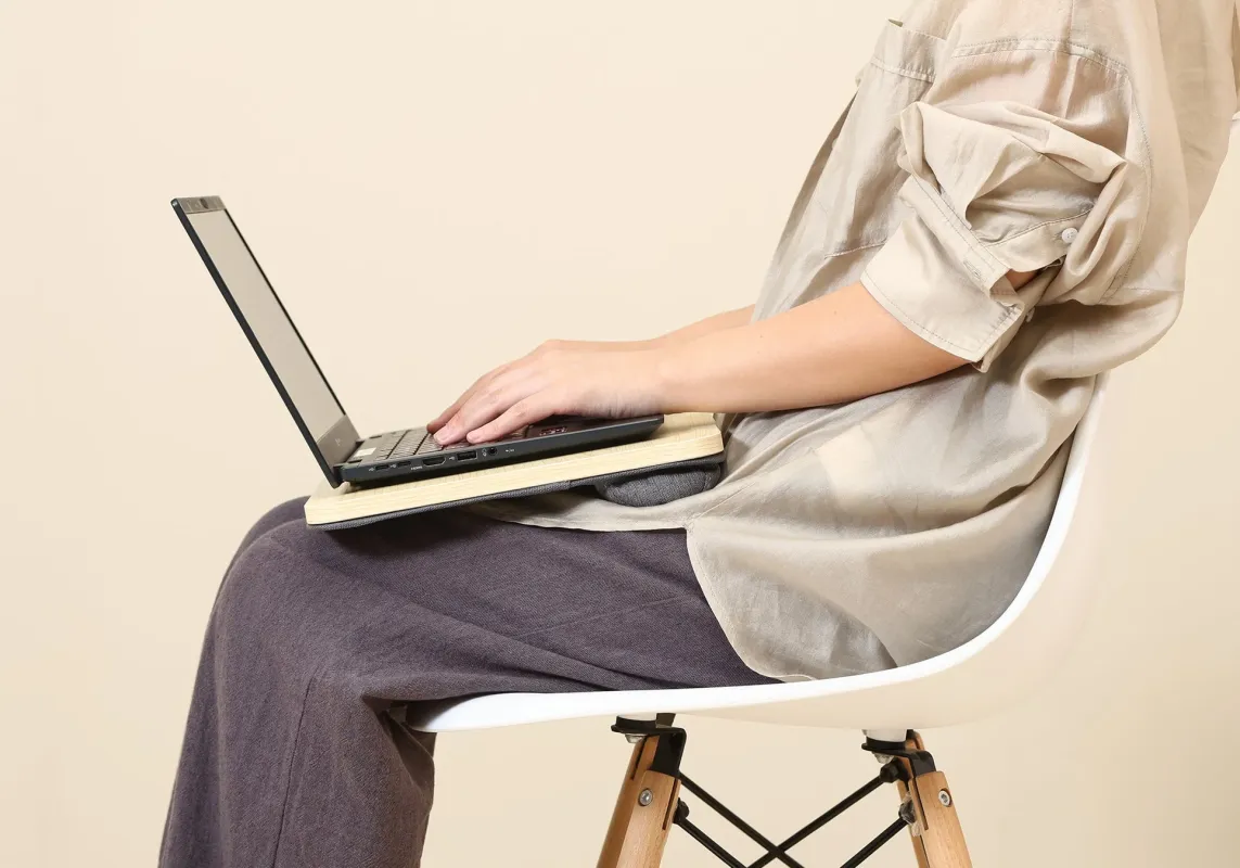 椅子に座ってPC作業