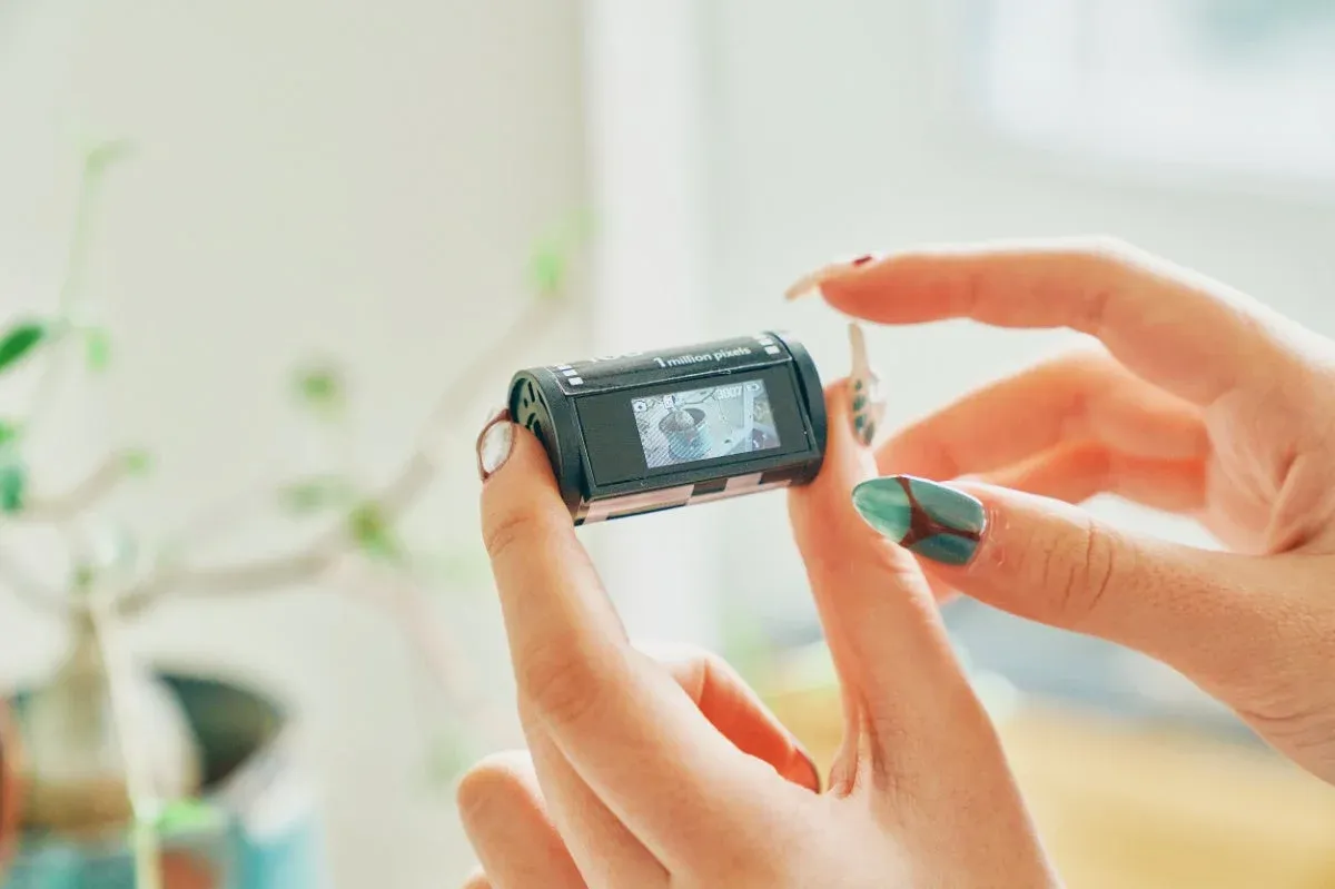 カメラを手に持つ女性