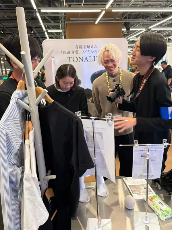 展示会でairmorn oneを囲む人々