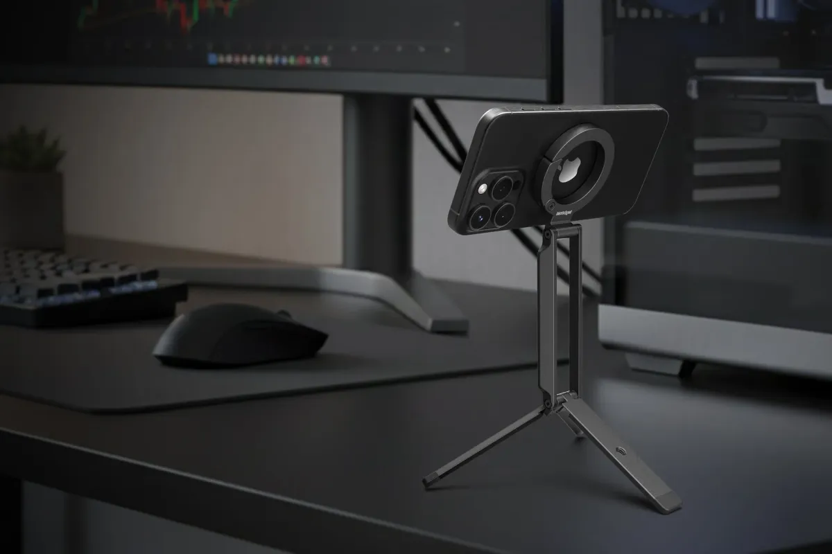 iPhoneが三脚スタンドに立てられている