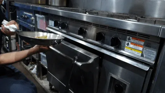 厨房で料理するシェフ