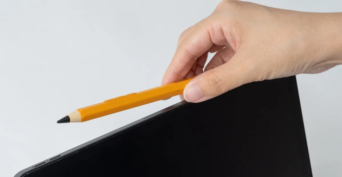 Nelna Pencil(イエロー)をタブレットで使用する様子