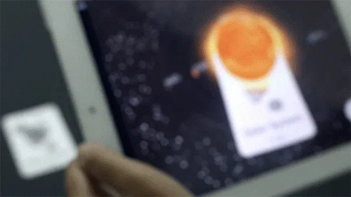 タブレットで宇宙のARコンテンツとインタラクションする様子