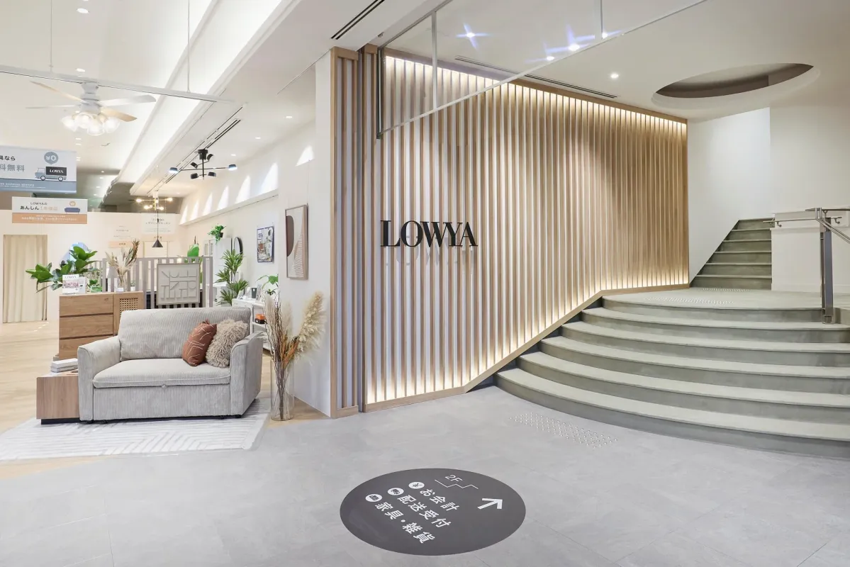 店舗内、階段、案内