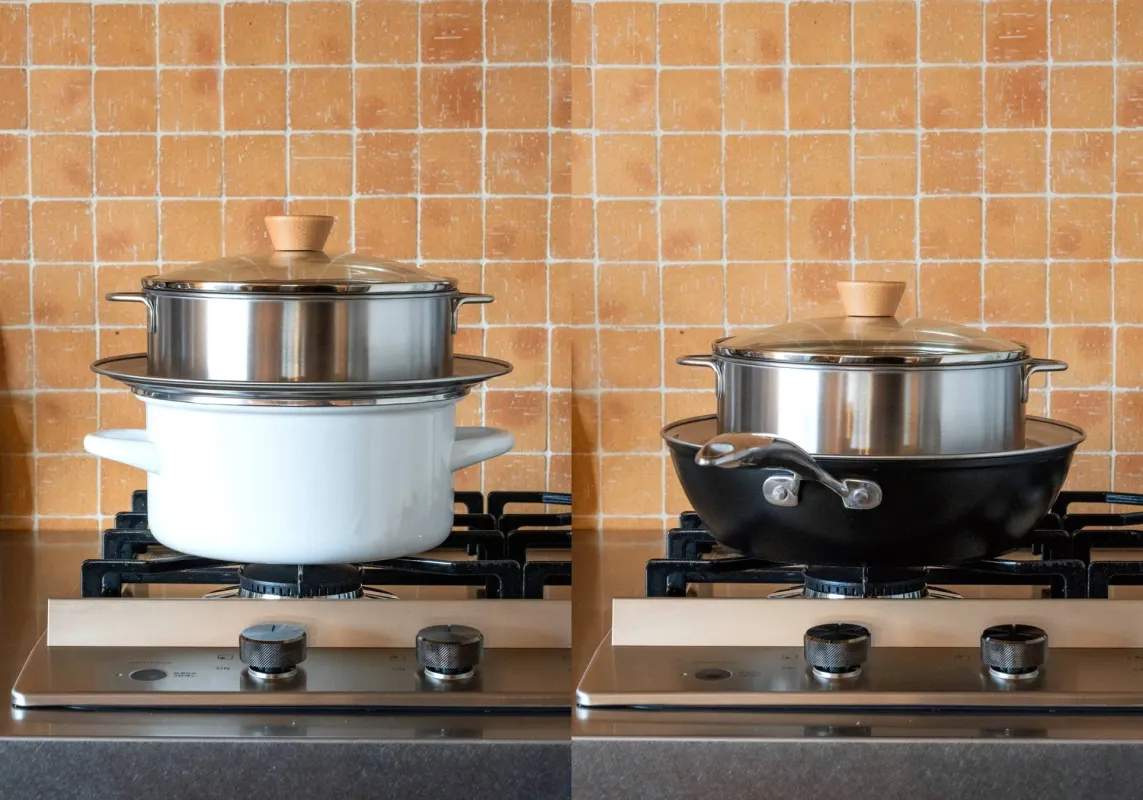 キッチンでガスコンロの上に二つの調理器具が置かれています