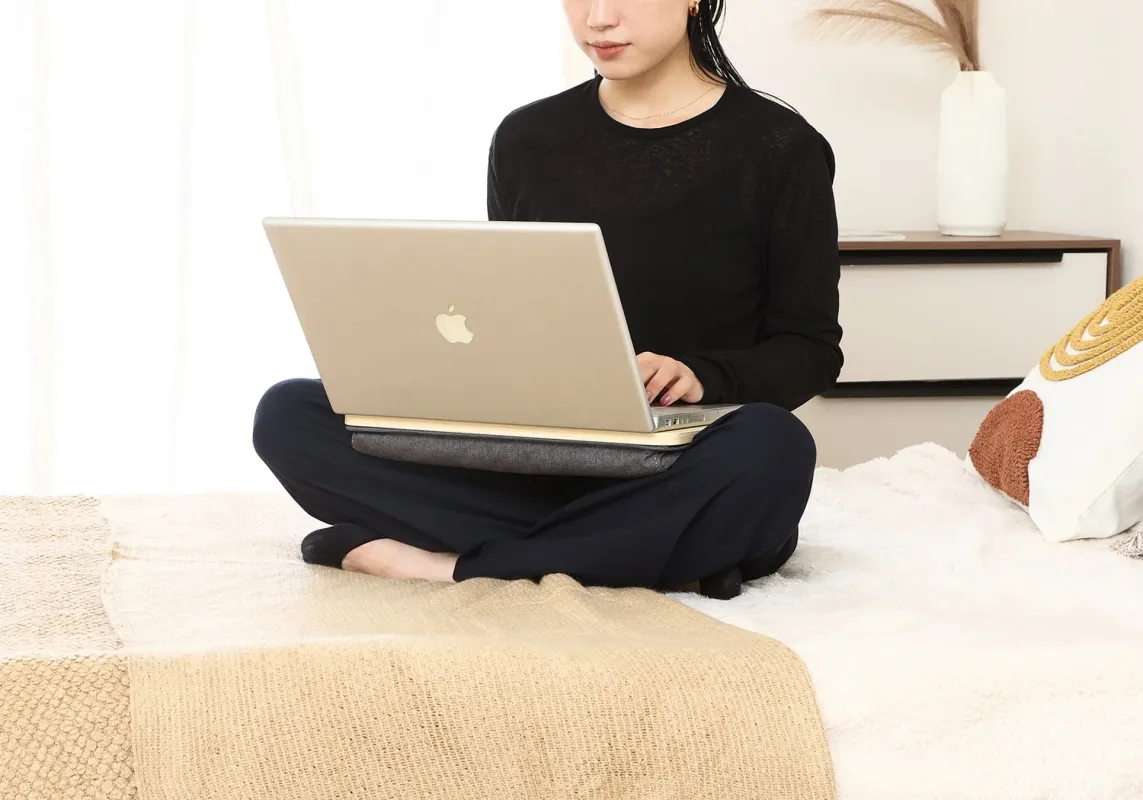 ベッドでPC作業