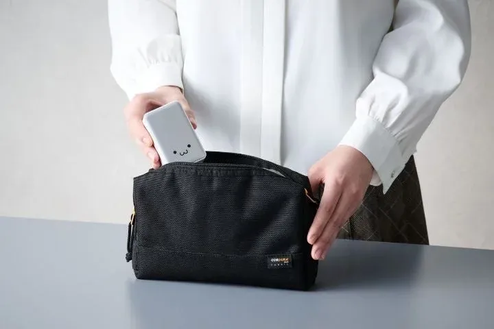 ポーチに収納されたモバイルバッテリー