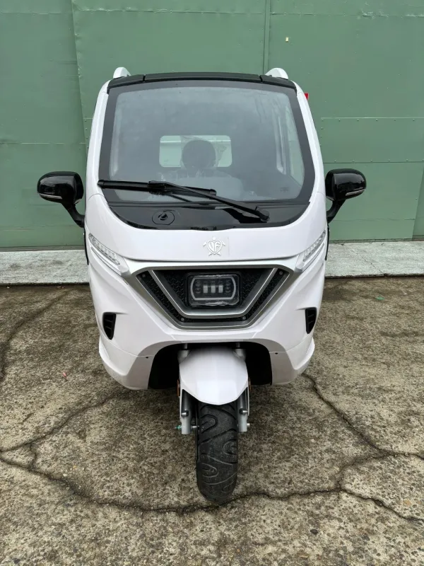 アーバントライカー 白いフロント