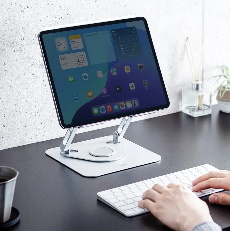 タブレットをスタンドに設置して使用する様子