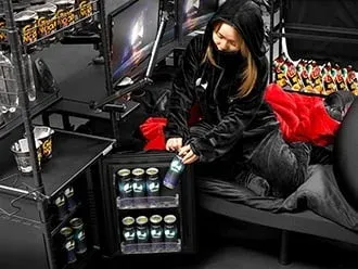 ゲーミングベッドでリラックスする様子