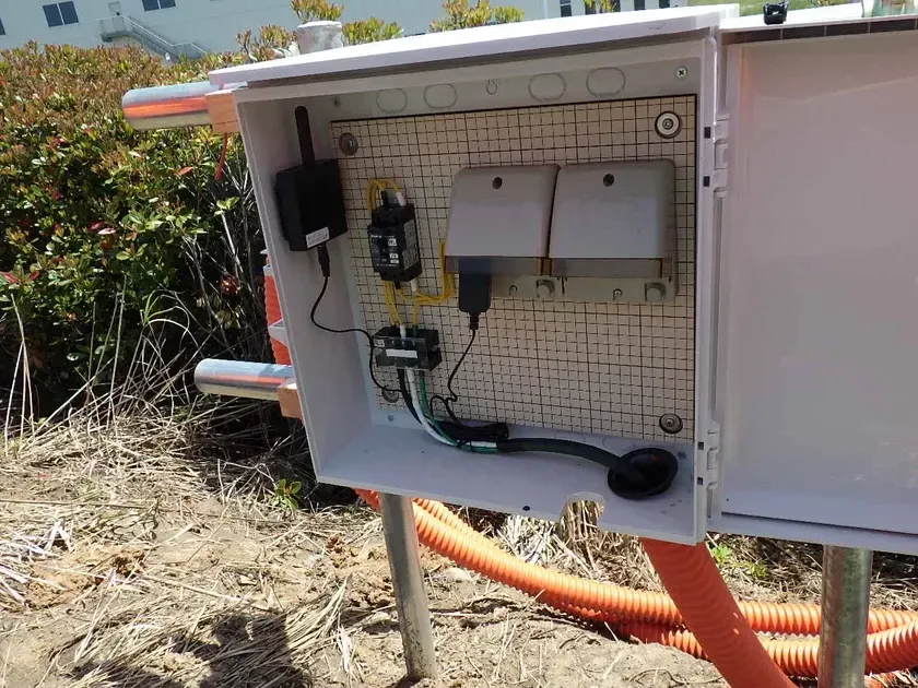 屋外に設置された制御ボックスの事例