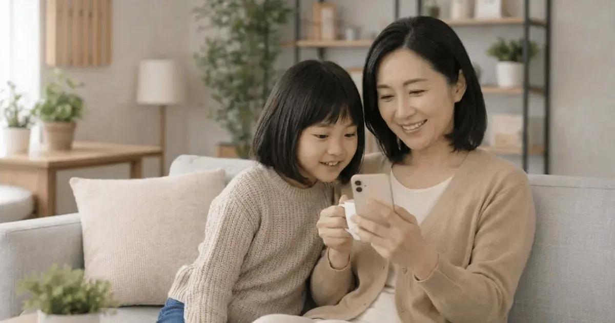 スマートフォンを一緒に見る親子