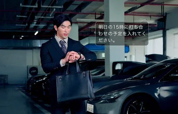 地下駐車場でスマートウォッチを操作するビジネスマン