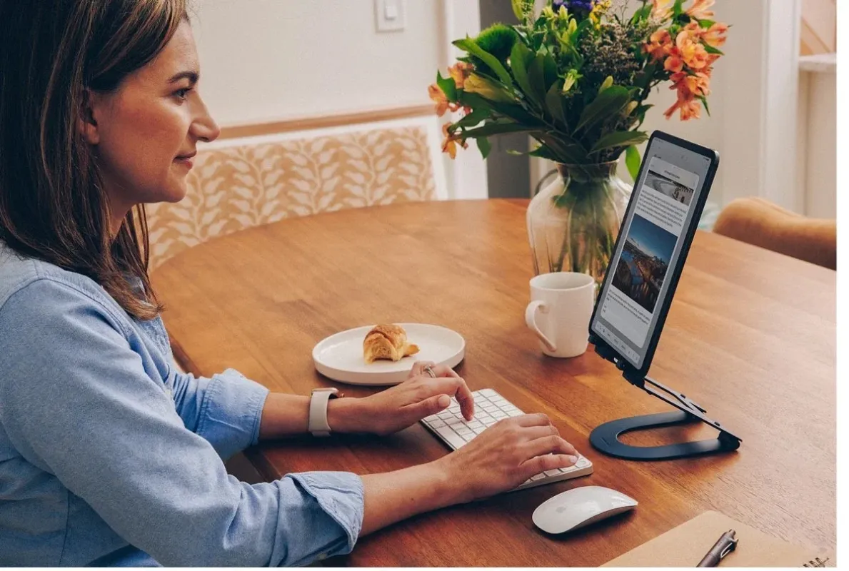 タブレットで作業する女性