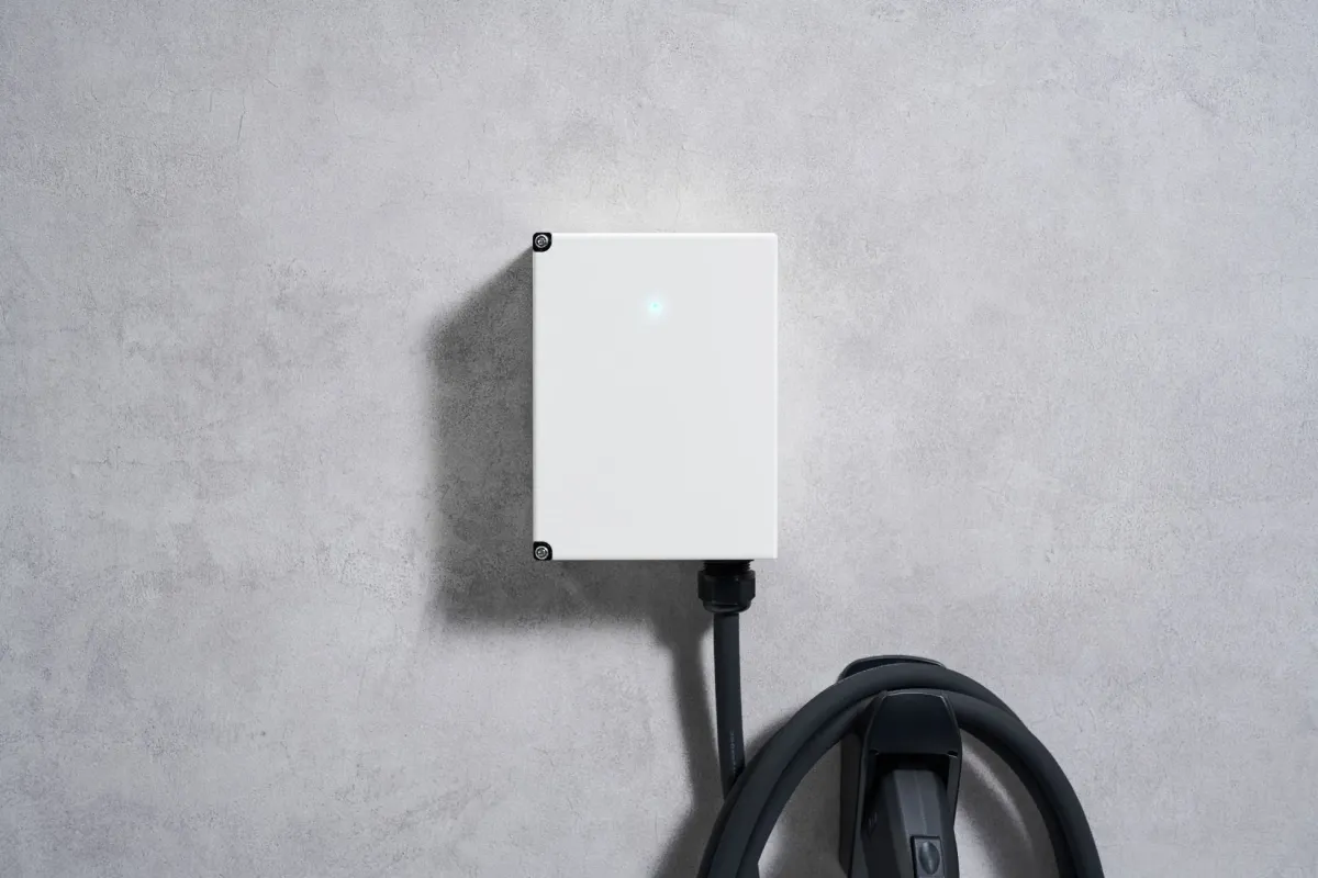 EV充電器が設置されたコンクリートの壁