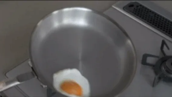 フライパンで目玉焼き