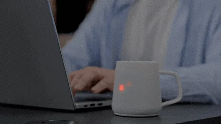 ラップトップとマグカップ