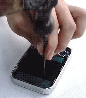 ハンマーで叩かれる電子機器