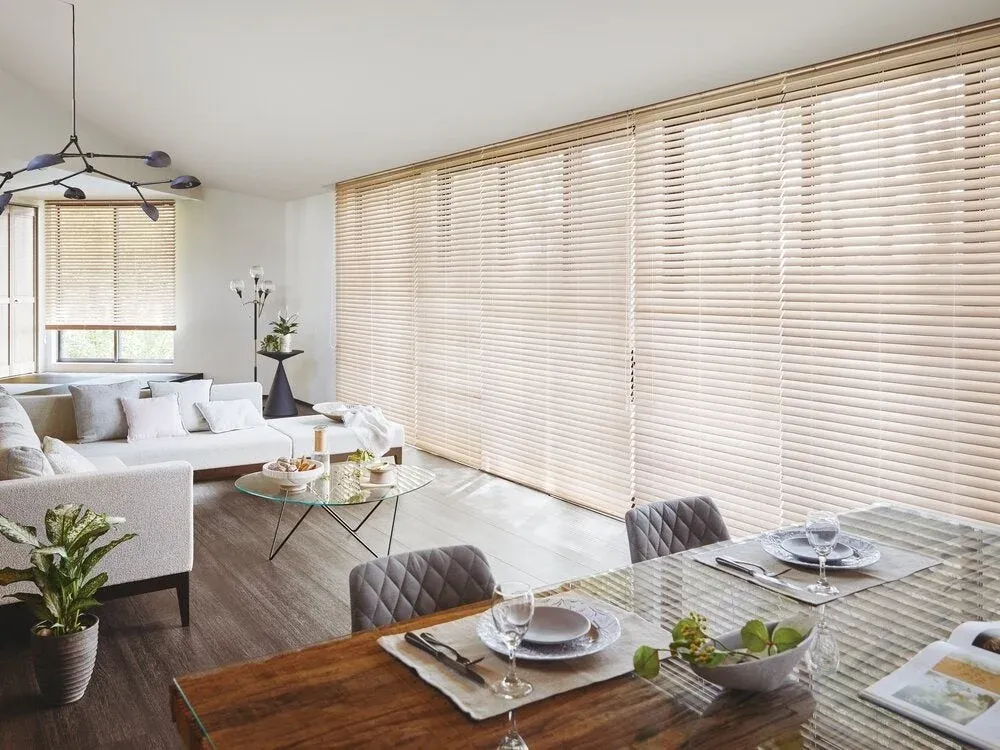 リビングダイニングのウッドブラインド